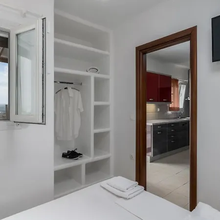 Sunny Deluxe Jacuzzi Apartment