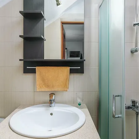 Sunny Deluxe Jacuzzi Apartment *