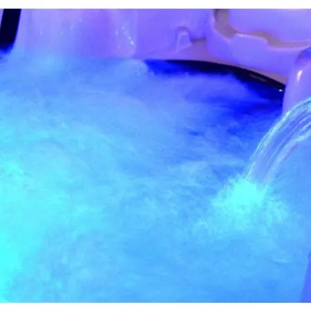 Sunny Deluxe Jacuzzi * Peran Triovasalos